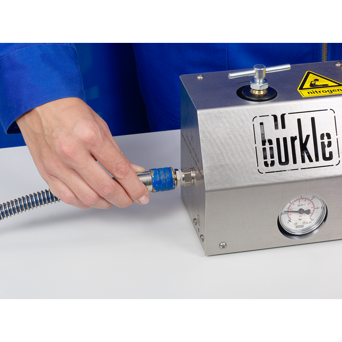 Dispensing system for solvents with discharge elbow