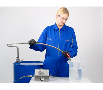 Dispensing system for solvents with discharge hose