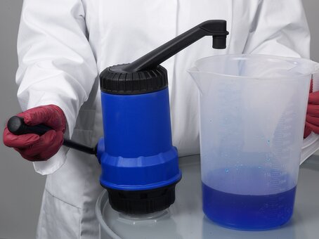 Compact lever pump