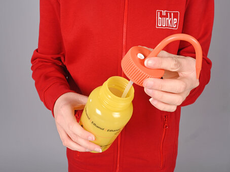 Safety wash bottle with venting valve