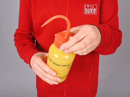 Safety wash bottle with venting valve