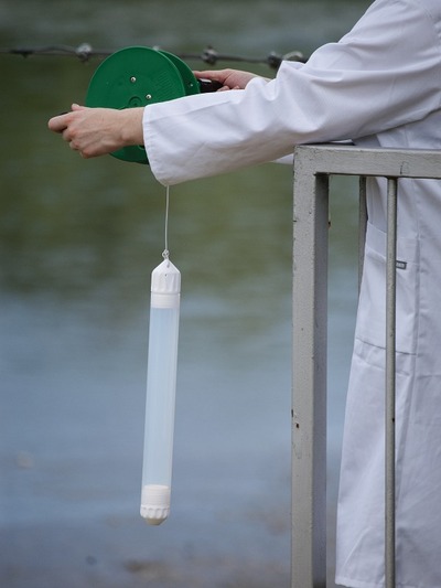 "АкваСамплер" (AquaSampler), опускание с ручной катушкой