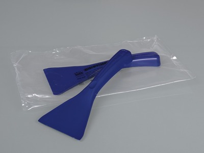 Detectable scraper, blue, packaged and unpackaged