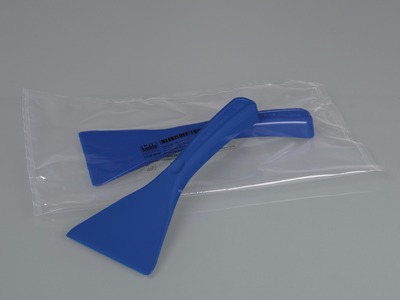 Scraper for foodstuffs, blue, packaged and unpackaged